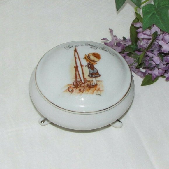 1973 HOLLY HOBBIE Footed Porcelain Trinket Box PUT ON A HAPPY FACE Vintage - Picture 1 of 9